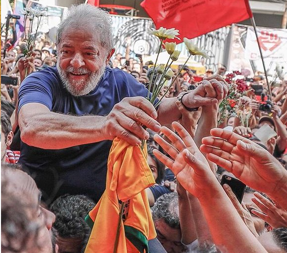 Multidão acolhe Lula em Curitiba